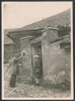 cca 1928 Kerny István (1879-1963): Tabáni búcsú, vintage fotó a szerző hagyatékából, 11,5x8,5 cm