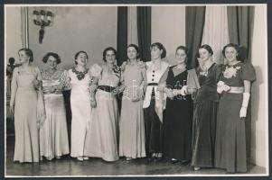 1935 Budapest, báli ruhák divatja, 5 db pecséttel jelzett, feliratozott vintage fotó, 11,5x17 cm