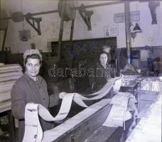 cca 1955 Budafoki Gyufagyár, Kotnyek Antal (1921-1990) fotóriporter 32 db vintage negatív felvétele,...