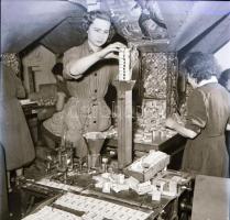 cca 1955 Budafoki Gyufagyár, Kotnyek Antal (1921-1990) fotóriporter 32 db vintage negatív felvétele,...