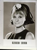 cca 1969 Szegedi Erika színésznő, 4 db szabadon felhasználható vintage negatív és az ezekről készült 3 db vintage fénykép, 7x6 cm