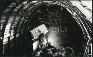 cca 1977 Vasas, a Mecseki Szénbányákban készül 2 db vintage fotó, 11x17,5 cm