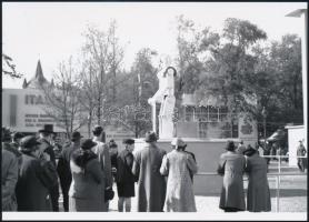 cca 1938 Budapest, robotember a nemzetközi vásáron, 3 db vintage negatívról készült mai nagyítás, 13...