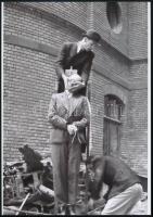 cca 1945 Háborús bűnös nyilvános kivégzése a börtön udvarán, 2 db vintage negatívról készült mai nagyítás, 25x18 cm