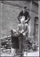 cca 1945 Háborús bűnös nyilvános kivégzése a börtön udvarán, 2 db vintage negatívról készült mai nag...