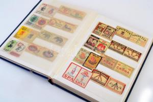 Kis gyufacímke gyűjtemény, külföldi, főleg angol, francia, stb. gyufacímkékkel, berakóba rendezve, ö...