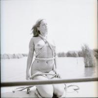 1986 Leány kötéllel (Pákozd), 11 db szolidan erotikus negatív felvétel, 6x6 cm