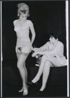 cca 1968 Dupla randira készülve, 3 db szolidan erotikus fénykép, vintage negatívokról készült mai nagyítások, 25x18 cm / 3 erotic photos, 25x18 cm