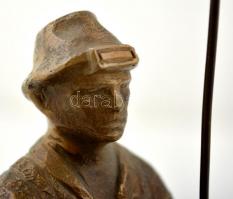 Jelzés nélkül: Vasöntő. Bronz, kis repedéssel, fa talapzaton, m: 16 cm (23 cm)