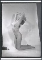 cca 1972 Önismereti gyakorlatok, 3 db szolidan erotikus fénykép, vintage negatívokról készült mai na...