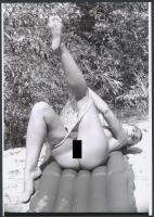 cca 1971 Nézőpont változások, 3 db szolidan erotikus fénykép, vintage negatívokról készült mai nagyí...