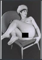 cca 1975 Lányok, asszonyok titkos találkán, 4 db szolidan erotikus fénykép, vintage negatívokról kés...