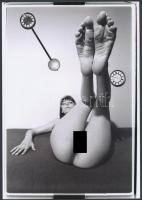 cca 1975 Lányok, asszonyok titkos találkán, 4 db szolidan erotikus fénykép, vintage negatívokról kés...