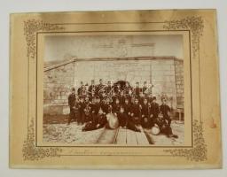 1909 A désaknai bányászzenekar csoportképe a Lajos-tárna előtt, nagyméretű fotó Krúdy István kolozsvári műterméből, hátulján feliratozva, pecséttel jelzett, 17×22 cm