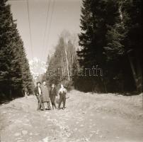 1964 Bónis Katalin: Tátrai út, 28 db vintage negatív egy autóbuszos kirándulásról, 6x6 cm és 9x6 cm