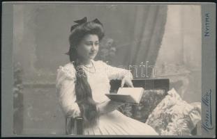 cca 1910 Olvasó hölgy, keményhátú fotó Horn Mór nyitrai műterméből, 10,5×16,5 cm