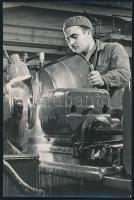 cca 1960 Tiszavölgyi József (1909-?) fotóriporter hagyatékából 21 db vintage fotó, sokféle témáról, 8,5x11 cm és 13x18 cm között