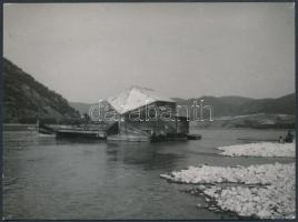 cca 1925 Vízre telepített hajómalom, vintage üveglemez negatív (4x6 cm) és az erről készült vintage nagyítás (8x11 cm), Kerny István (1879-1963) hagyatékából