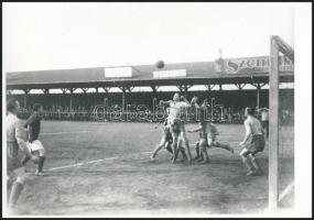 1920 Budapest, Vasas - TTC labdarugó mérkőzés, Nyerges kapus védése, vintage üveglemez negatív (6x9 cm) és az erről készült későbbi nagyítás (13x18 cm), Kerny István (1879-1963) hagyatékából