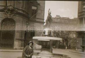 cca 1937 Negatívtartó album, 100 tasakos, benne cca. 99 db szabadon felhasználható, vintage negatív felvétel, sokféle témáról, egy jó szemű fotós hagyatéka, 3x4,5 cm