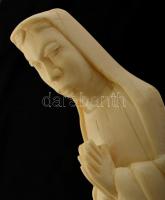 Faragott imádkozó csont figura, jelzés nélkül, m: 19,5 cm