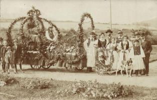1908 Lőcse, Levoca; Tulipán ünnepéllyel egybekötött virágkorzó részlete, babakocsi kutyával / tulip ceremony, flower carnival, baby carriage with dog, photo (EK)