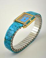 Quartz óra, türkiz berakással, kis hiánnyal, működőképes állapotban