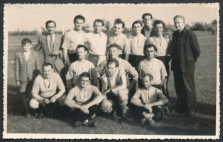 Kiskunfélegyházi focicsapat csoportképe, fotólap, Huszthy Sándor kiskunfélegyházi fényképész felvétele, hátulján pecséttel jelzett, 9×14 cm