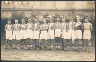 1930 a Postás SE focicsapat csoportképe, fotólap, M. Szász Béla fényképész felvétele, hátulján a csapattagok aláírásaival, 9×14 cm