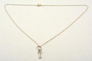 Ezüst(Ag) kis kulcs medál ezüst(Ag) láncon, jelzett, h: 38 cm, nettó: 1,5 g