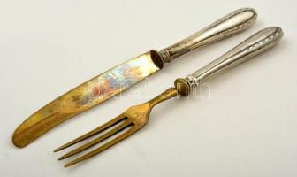 Ezüst(Ag) nyelű kés(2 db) + ezüst(Ag) nyelű villa(2 db), jelzettek: h: 16 és 17 cm, bruttó: 76 g