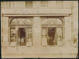 cca 1890-1900 Budapest, Váci út, Krayer E. és Társa Kencegyárának fotója, körbevágott keményhátú fotó, felületén töréssel, 19x26 cm