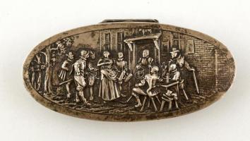 cca 1880 holland ezüst (Ag.) kis doboz, sörözős jelenettel, préselt, jelzett, mesterjeggyel (Z.Z), j...
