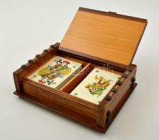 Kártyatartó fa doboz, 2 pakli francia kártyával (2x55 lap, közte sérültek), 17x12,5x5 cm