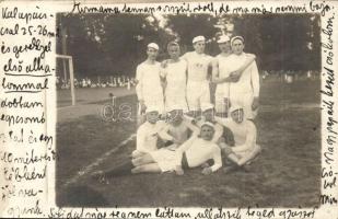 1913 Kolozsvár, Cluj; focisták a futballpályán, Dunky Fivérek cs. és kir. udv. fényképészek fotója / football players on the field, photo
