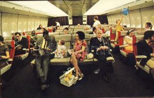 1 lap Pan Am-s New 747 járatáról, amely 400 embert fogad be és 5 ilyen helyiség van egymás után az emeleten bárhelység van