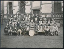 cca 1920-1950 6 db Osztálykép, 8,5x13,5 és 18x24 cm.