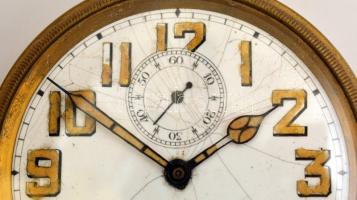 Autó műszerfalba való alul felhúzható mechanikus óra, másodpercmutatóval, repedt számlappal, működő ...