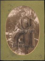 1915 vitéz Kokas Ernő fotója, kitüntetésekkel, a fotón felirattal, kartonra kasírozva, körbevágott szélekkel, paszpartuban, a fotó elvált a paszpartutól, 18x24,5 cm