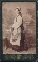 cca 1880-1900 Kolozsvár, Hölgy népviseletben, keményhátú fotó Veress F. műterméből, 6,5x10,5 cm