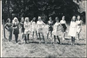 1969 A Miss Csehszlovákia verseny résztvevői, hátoldalon feliratozott fotó, 20x30 cm