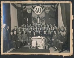 cca 1930-1940 Vízmelegítő(?) gyár ünnepsége, kartonra ragasztott fotó, 17x23 cm
