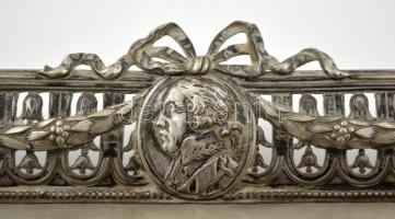 Áttört szélű ezüst (Ag.) tálca, más-más férfi arcképével, jelzett, mesterjeggyel, 38×43 cm, nettó: 1...