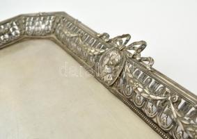 Áttört szélű ezüst (Ag.) tálca, más-más férfi arcképével, jelzett, mesterjeggyel, 38×43 cm, nettó: 1...