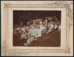 cca 1900 Pihenő társaság a fűben, háttérben zenészekkel, kartonra kasírozott fotó, 11x15 cm, karton 17x22,5 cm