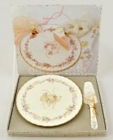 Mikasa virágmintás esküvői alkalmi porcelán süteményes tál és tortalapát, matricás, jelzett, apró kopásnyomokkal, díszdobozban, d: 29 cm ill. h: 26 cm
