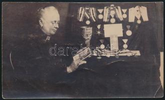 cca 1900 Arad, Herrá Dénes birkózó felesége, férje díjaival, feliratozott fotólap, 8x14 cm
