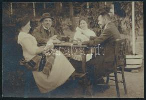1914 Pécs, Kártyázók, feliratozott, körbevágott fotólap, 8xx1,5 cm