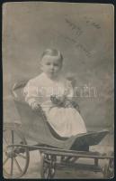 1910 Debrecen, Gyermek kiskocsiban, fotólap a Hunnia fényképészeti műteremből, 9x14 cm