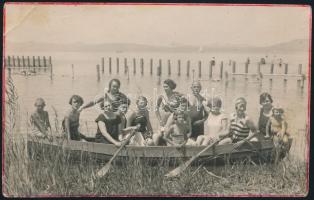 cca 1920-1930 Balatonlelle, Csónakázók, fotólap, felültén törésnyommal, Szitovszky Jánosné fényképész, 9x14 cm